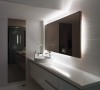 客用卫浴以义大利瓷砖型塑自然的风格，搭配间接光源及简洁的线条，建构出优雅的空间表情。