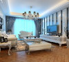 客厅：高雅的家具、清爽的背景墙与银白色的墙纸相得益彰，软包和镜子的使用使空间放大的同时又及具有时尚感，直线形的排列方式经典的同时又不失大气感。