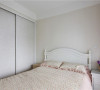 这个房间以粉色和白色为主色调，家具以实用为标准，整体简约而不失大气。