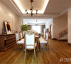 ，餐厅的餐桌也是实木与布料，与客厅的沙发相呼应，是整体更加协调