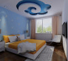 主卧室除了正常的家具摆放，头顶的蓝天白云是设计亮点，添加浪漫情怀。