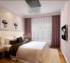 卧室使用淡紫色，在运用简单明亮的壁纸，使卧室空间变得优雅温馨。