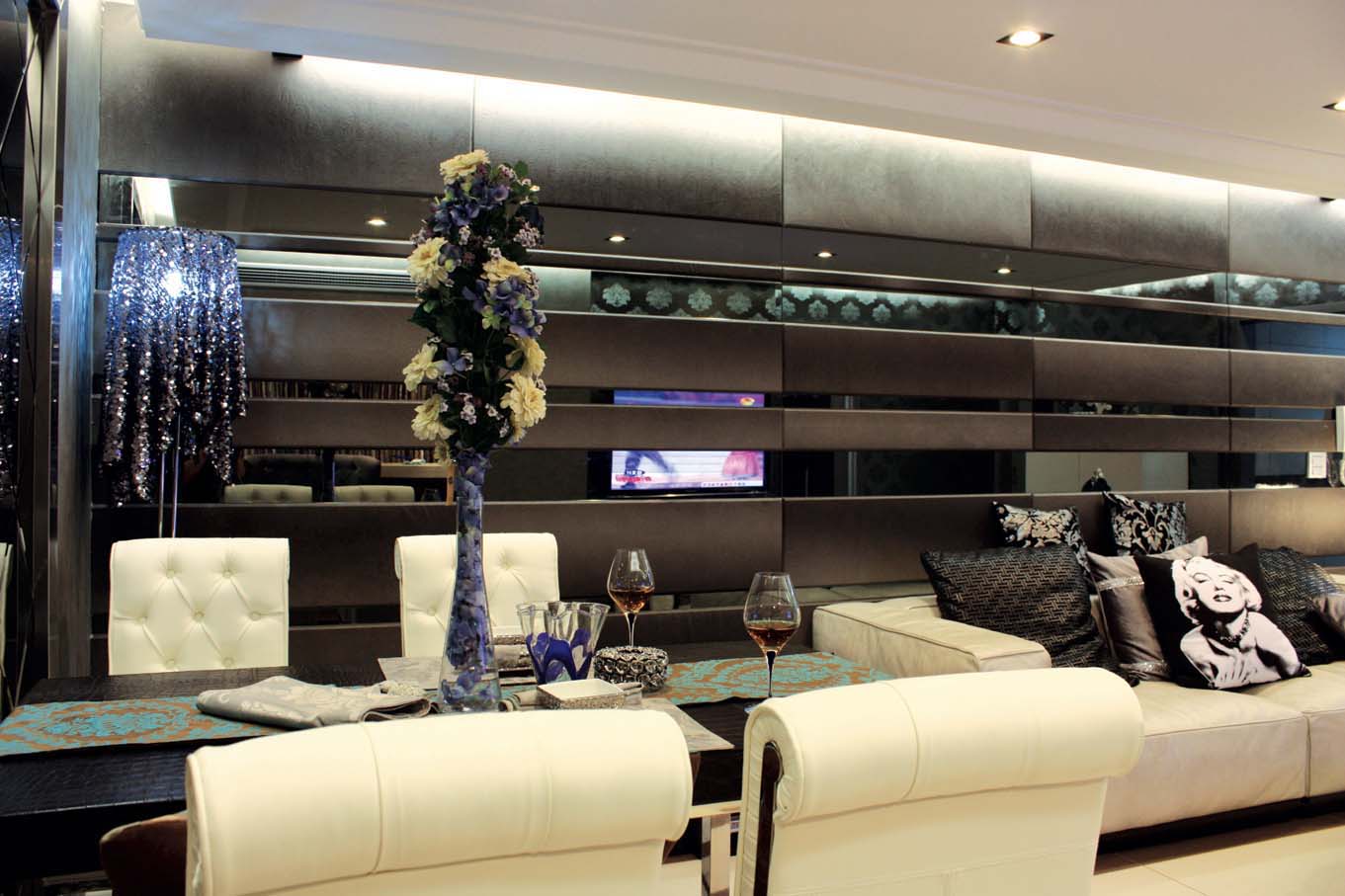 客厅图片来自成都龙发装饰公司在中海峰墅 新古典设计的分享