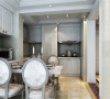 亮点：厨房的顶面没有用一贯设计师设计的铝扣板，而是采用了防水石膏板做的一些简单的造型，与白色的造型橱柜相搭配，体现出居住人追求品质、典雅生活。