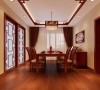 ：红木餐桌配上顶面的实木线和半开放式的厨房门相呼应亮点：简单又不失大气。