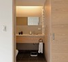 针对使用性规划的客卫，半套卫浴采以木贴皮、无磁砖设计，书房内卫浴间则使用花砖点缀墙面，大理石台面提高耐用度。