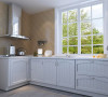 厨房	整洁明朗	橱柜的白皙和窗套的白洁融为一体，墙砖和地砖的色调立刻使厨房火热起来。