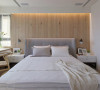 主卧室的床头背墙及电视墙面相呼应，皆使用直线分割，使木皮呈现俐落感。