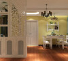 白色餐桌使整个空间显得更明亮；客厅以暖色硅藻泥与木质顶面相结合，整个空间呈现出典雅、休闲、舒适的氛围；