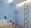 小孩房配色来自蓝天白云的灵感，床头板以特殊的阶梯造型，搭配猫咪、蝴蝶飞舞的壁贴，产生可爱逗趣的画面。