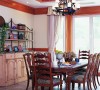 餐厅原木材质的餐桌有古典味道，适合不常居住的第二居所和朋友聚会之用。铁艺灯和天花的木梁是美式乡村风格的标志哦。