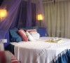 卧室的这种色调搭配就像一个公主的梦一样，完美而浪漫，并且还是紫色的美梦哦。