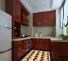 厨房采用红胡桃实木橱柜，地面拼花，整体色调古典而奢华。