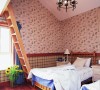 卧室用小碎花的墙纸以及乡村味更浓的墙群，给人一种自由奔放、温暖舒适的心理感受。