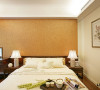 卧室相比客厅的浓重中国风，显得简单而安静，做美梦的好地方。