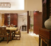 餐厅的布置和客厅连成一片，设计师力求在每一个角落都充满了中国古典文化气息。