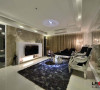 客厅整个色调以纯净的白色为主调，配合灯光，配饰以及地毯上绚丽的图案亦是对个性化空间的极好点缀，装点意味十足，个性化十足。