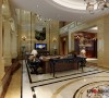 客厅以大理石材做了罗马柱欧式标准式设计，地面石材拼花，暖黄色调，整体大气奢华，那是一个赞。
