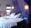卧室的这种色调搭配就像一个公主的梦一样，完美而浪漫，并且还是紫色的美梦哦。