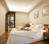 卧室相比客厅的浓重中国风，显得简单而安静，做美梦的好地方。