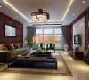 新中式风格的客厅极具中国浪漫情调的生活空间，以实木的棕色调为主，具有中国特色的实木镂空背景墙，加上中国元素改良的水晶灯，是整个客厅散发出迷人的东方魅力。