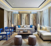 客厅空间宽阔，沙发背后的屏风，座椅皆融入中式风格，客厅设计十分典雅。