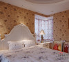 卧室则是利用小碎花墙纸烘托出田园的自然气氛，温暖静谧的感觉。