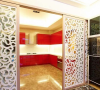保利星座-二居室-114平米-厨房装修设计 
红色的橱柜面板，业主很喜欢