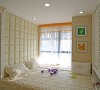 儿童房的榻榻米式的连体床，像公主房一样的梦幻的色调布局，童话般的完美诠释。