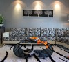 客厅的沙发配置以及呼应的沙发背景话，黑白的色调给整个空间平添一份魅惑的美感。