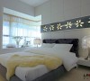卧室的造型也是别出一格的精致完美，时尚简约，进行到底。