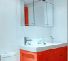 依旧是红色浴室柜，立体的镜面，时尚大方。