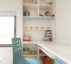 儿童房用的可爱的米奇吊灯，童趣盎然，淡淡的蓝色的座椅，白色与同样淡蓝色为点缀的定制书桌，完美的贴合。