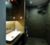 卫浴全房防水木质板，很有档次，洗浴台是满面的大镜子。