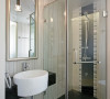 斜角钢化淋浴房，小面盆，有效合理的利用了空间。