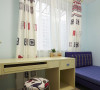 儿童房则清爽明亮一些，淡淡的蓝色墙壁，几何图案窗帘，轻快明亮的风格。
