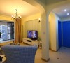 客厅通过以海洋的蔚蓝色为基色调的颜色搭配方案，自然光线的巧妙运用，富有流线及梦幻色彩的线条等软装特点来表述其浪漫情怀。