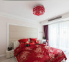 主卧室淡淡粉色的墙壁，大红色绸缎床品，嵌入式六门大衣柜，房间虽然很小，但是很浪漫温馨，次卧颜色比较淡雅，银灰色的窗帘做搭配。