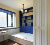 主卧用的淡雅的蓝色碎花纱帘，浪漫飘逸，主卧内还隔出一个小小的书房，也可以作为婴儿房，与主卧相连又相对隐蔽。次卧也很简洁，同蓝色的柜子可以收纳也可以作为书架，客卧同样的风格，置物架都是蓝色调子。