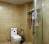 白色洗手池吊柜，复古拉手，一应俱全的用具，半圆形的淋浴房，合理规划了空间，干湿分区。