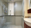 卫浴是玻璃淋浴房，空间比较大。