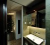 卫浴全房防水木质板，很有档次，洗浴台是满面的大镜子。