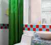 卫浴是用绿色帘子隔断干湿分区，整个空间比较小，但是基本生活配备都是齐全的。