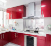 厨房也是大红色的橱柜，澄亮的光泽让人赏心悦目，白色的石英台面，简洁干净。