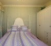 素雅的小细花条纹格子图案是这间卧室主要风格，显得比较随意自然。