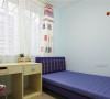 儿童房则清爽明亮一些，淡淡的蓝色墙壁，几何图案窗帘，轻快明亮的风格。
