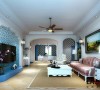 客厅简洁如画，纯美的白色搭配海水湛蓝的色调，每一个细节处理都是用心到唯美，这样的家相信是每个人都喜欢的吧！
