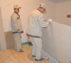 工人在整理未切割之前的护墙板。测量细致。保证护墙板的整齐划一。