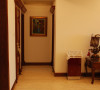 门厅简单，暖色调的灯光还有地板将家的温馨感表现出来。