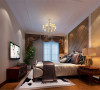 卧室的色彩定位为沉稳、内敛而优雅的浅咖色系，对于装饰画、绿植等细部用白色、墨绿色的亮色调大伯咖色的沉稳，活跃了空间的气氛。